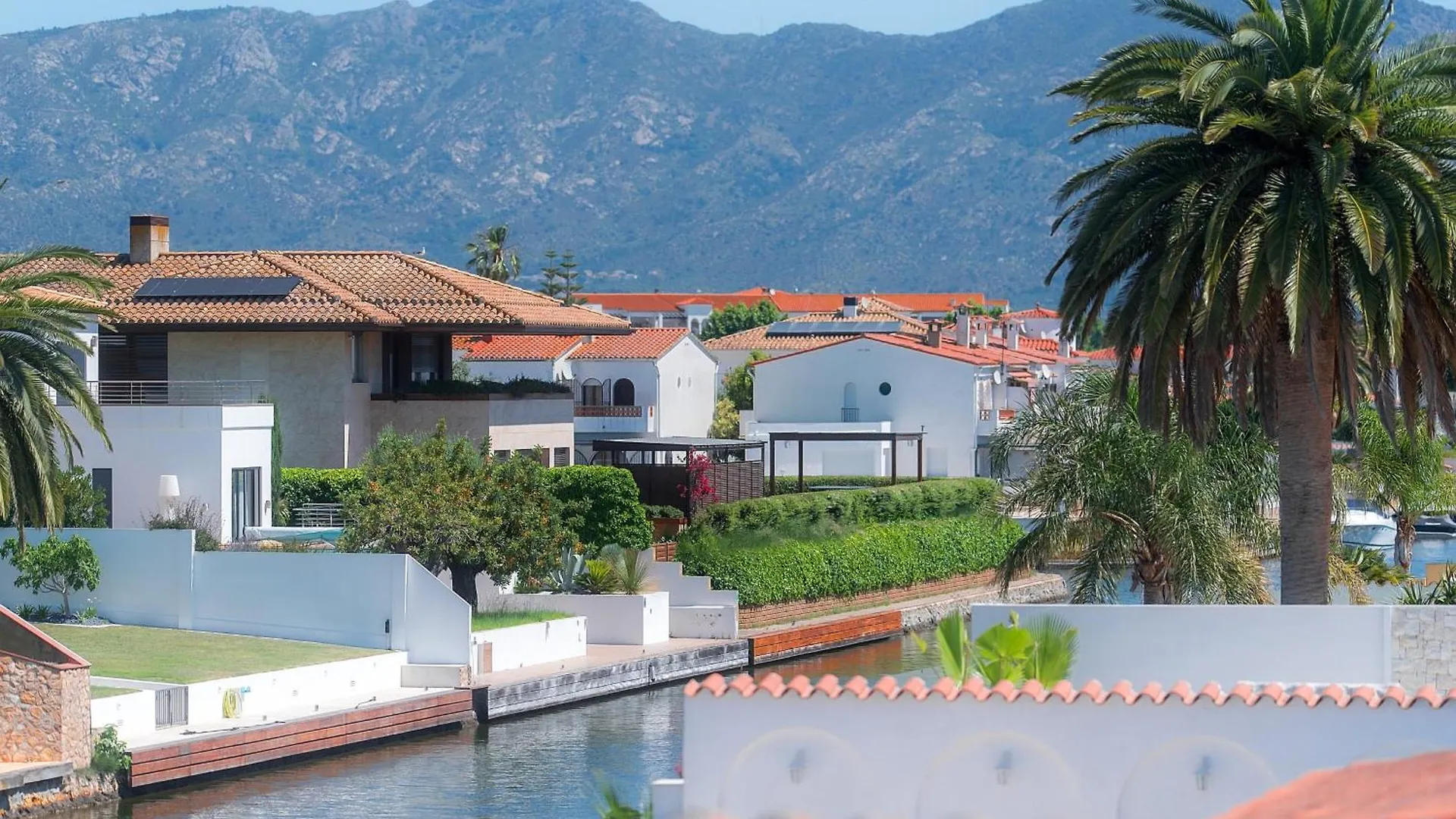 Welcs Villa 250 Emp Con Piscina Privada Y Amarre 艾姆布里亚布拉瓦