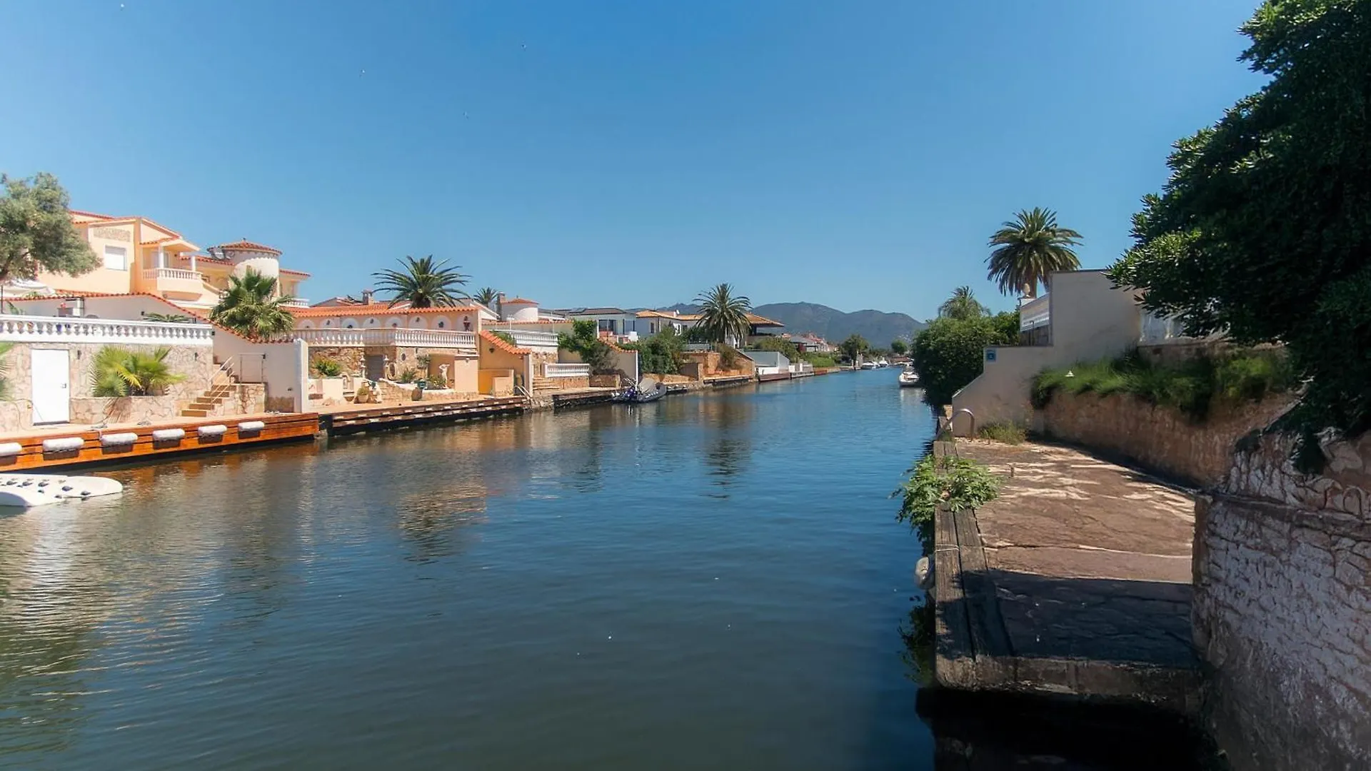 Welcs Villa 250 Emp Con Piscina Privada Y Amarre 艾姆布里亚布拉瓦